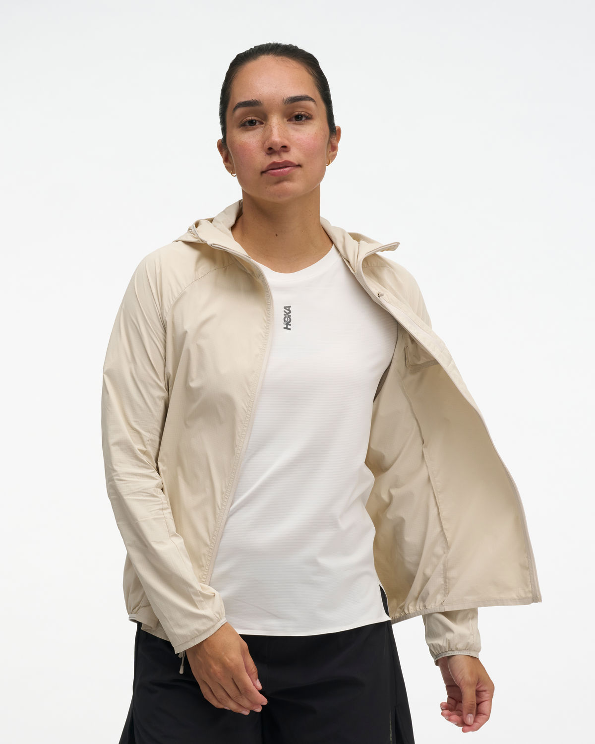 HOKA Skyflow Wind Jacket Mujer Oat Milk — vista tres cuartos