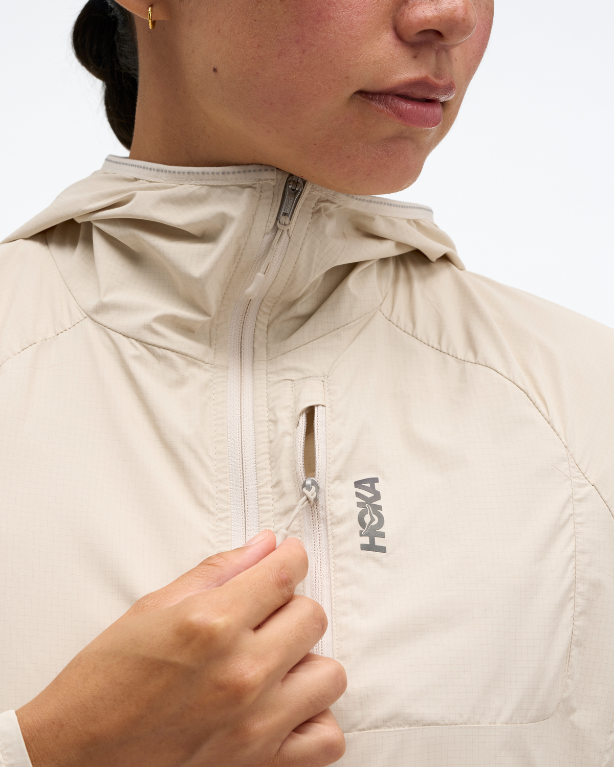 HOKA Skyflow Wind Jacket Mujer Oat Milk — vista medial