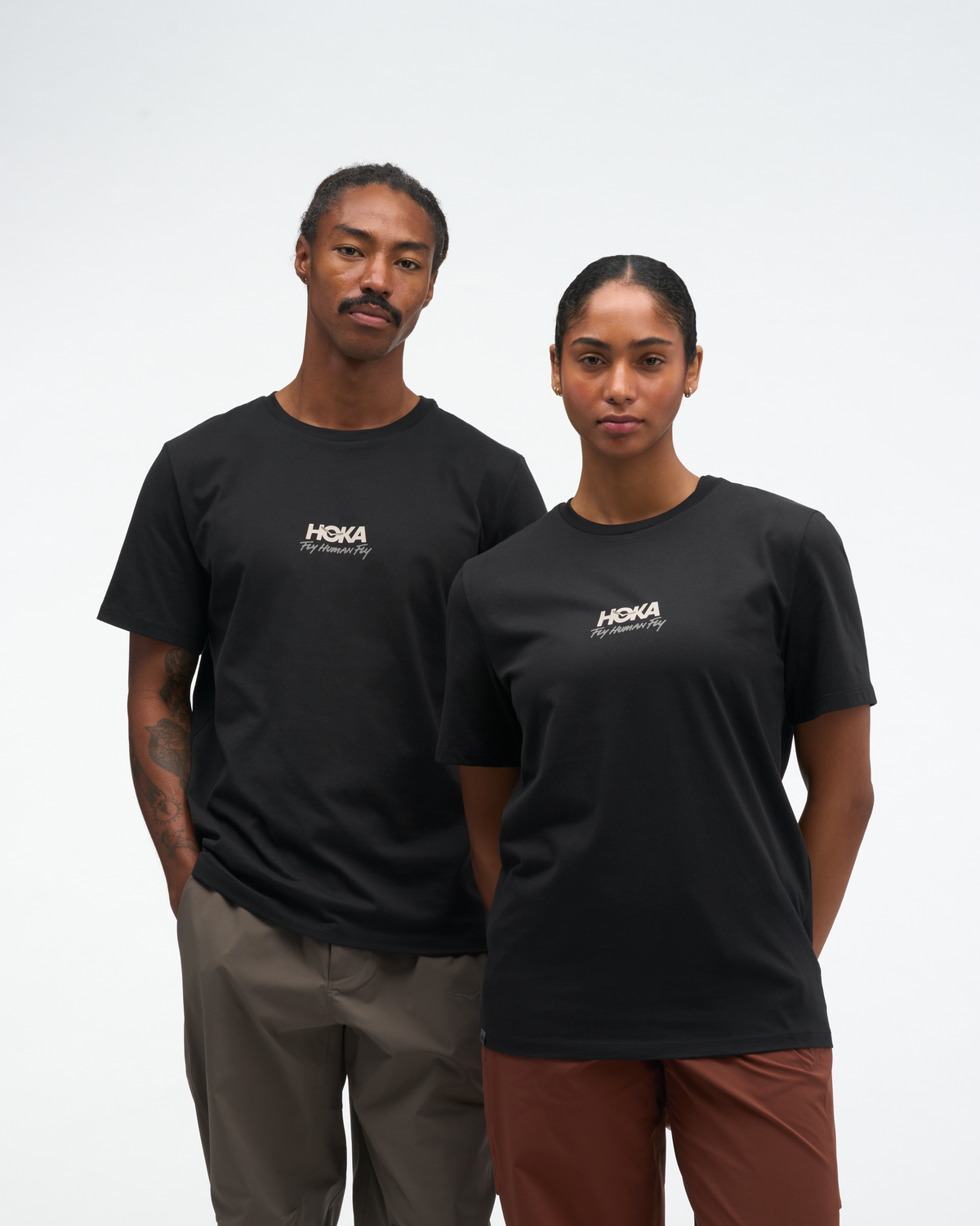 HOKA Mosaic Logo Ctn SS Tee Unisex Black — vista lateral